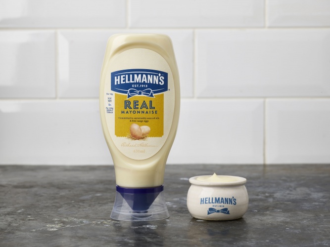Hellmann 的品牌包裝設(shè)計(jì)，藍(lán)絲帶標(biāo)志，手繪字體